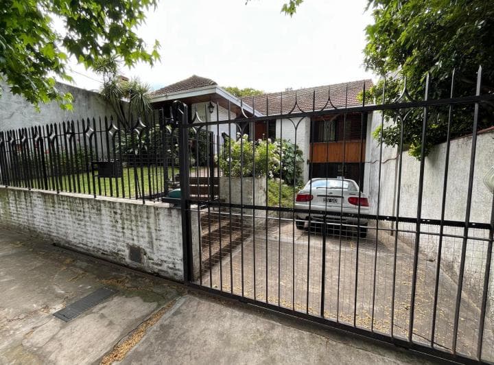 Av Fernandez 131, Barrio Ingles, Temperley Oeste - Chalet Amplio Garage, Sobre Lote de 470 m². - 2