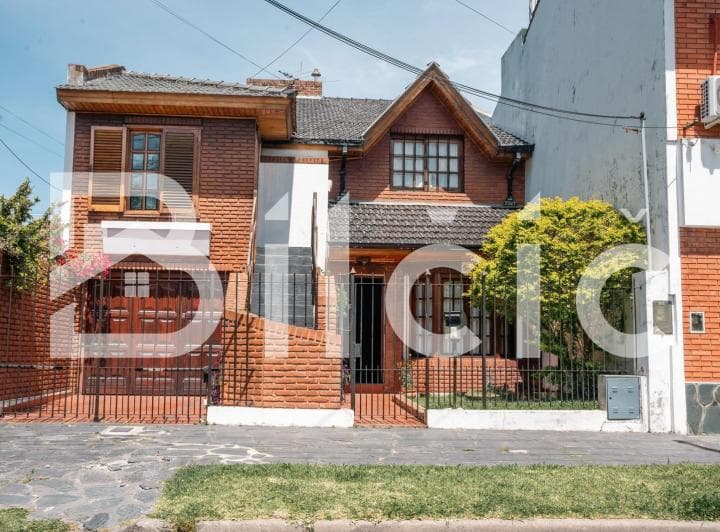 Chalet 7 Amb con Piscina en Venta en Lanús Oeste - 2
