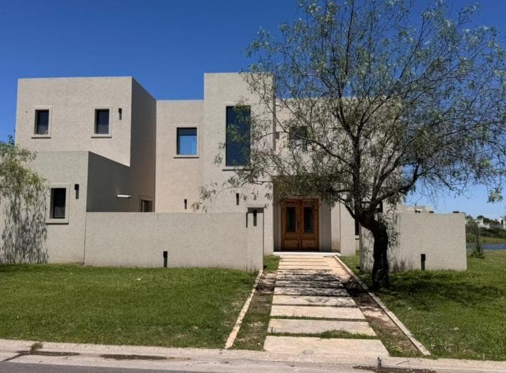 Gran Casa a La Laguna con Dependencia y Dos Galerias | San Matias | Maschwitz - 2