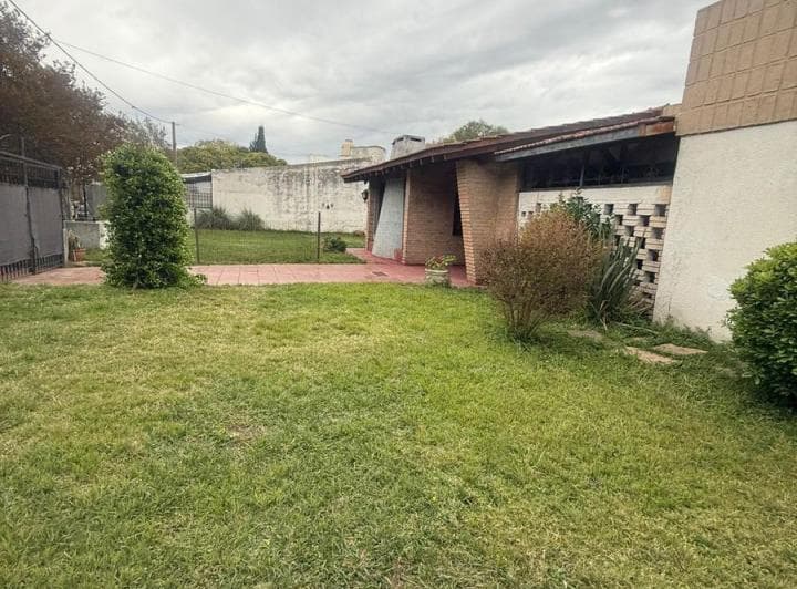 Casa en Venta Zona Mujer Urbana. Barrio Alejandro Centeno, 3 Dorm. - 5