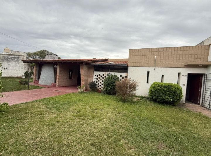 Casa en Venta Zona Mujer Urbana. Barrio Alejandro Centeno, 3 Dorm. - 4