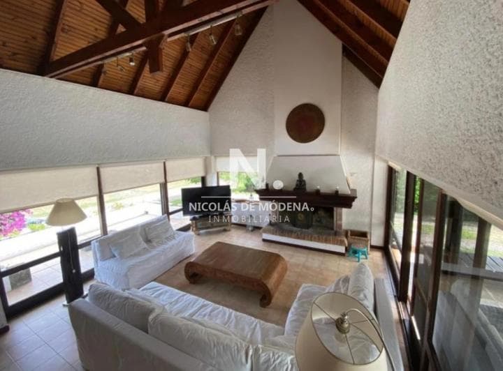 En Venta Casa de 5 Dorm., con Piscina, Parrillero y Jardin en Lugano, Punta del Este - 2