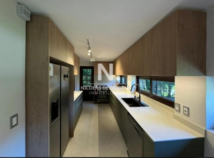 En Venta Casa de 5 Dorm., con Piscina, Parrillero y Jardin en Lugano, Punta del Este - 4