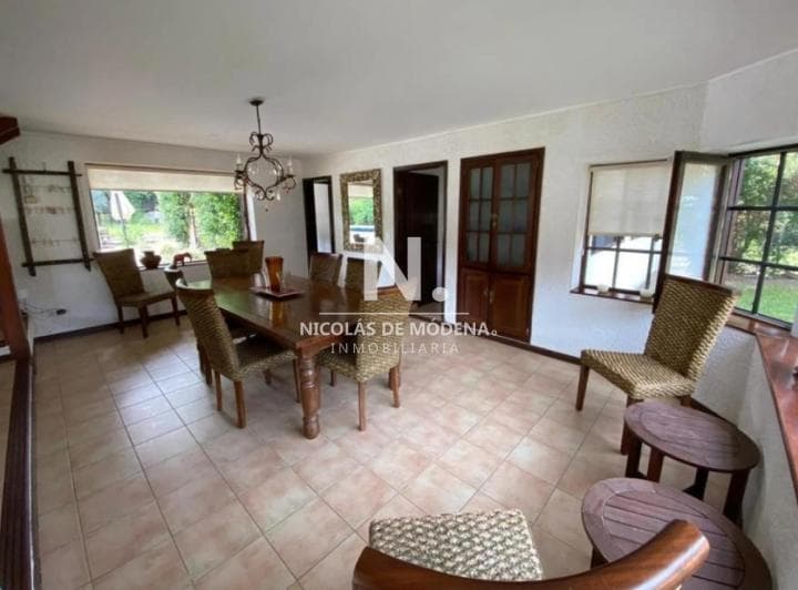 En Venta Casa de 5 Dorm., con Piscina, Parrillero y Jardin en Lugano, Punta del Este - 3