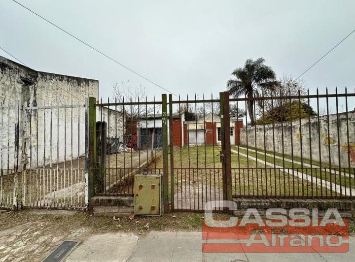 Lote de Terreno con Construcción (Deposito Mas Vivienda) Sobre 540 m², Excelente Ubicación - 2