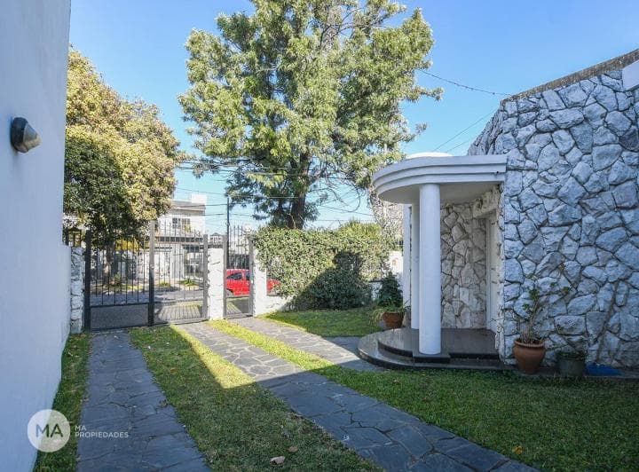 Casa 3 Dorm. Jardín y Pileta - Saavedra 2300 - Barrio Cura Rosario | Venta - 5