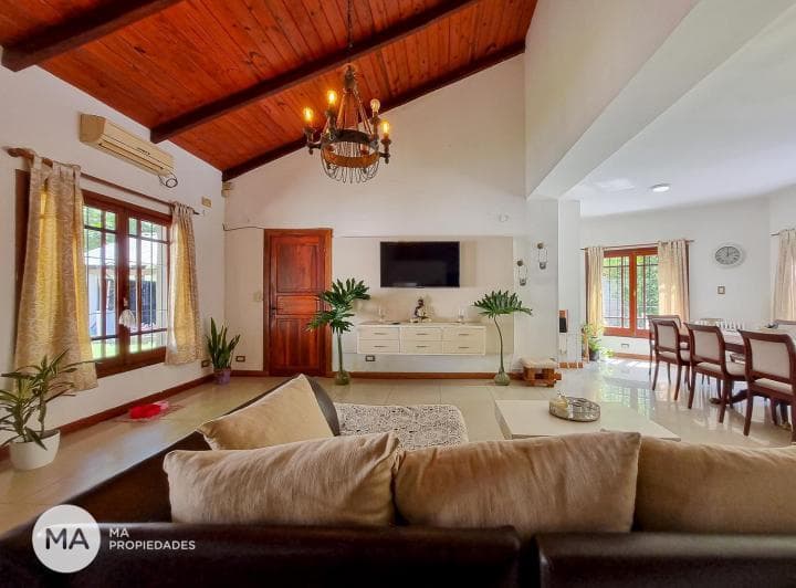 Casa 4 Dorm. con Jardín y Pileta - Profesional Country Club - Funes | Venta - 3