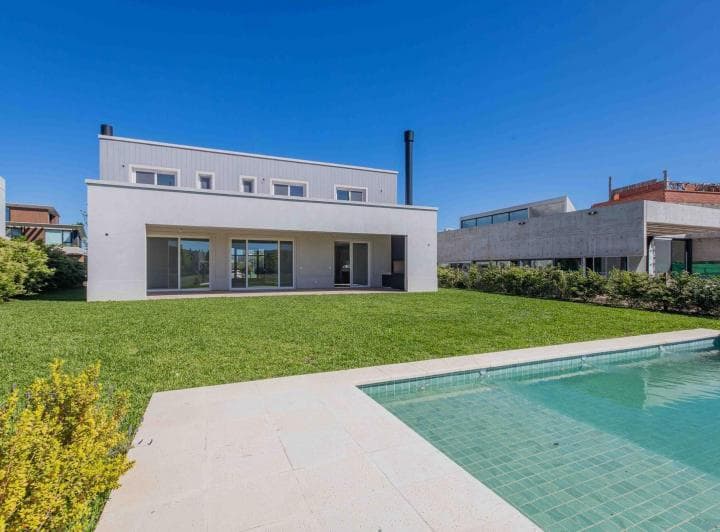 Casa en Venta en Virazon, Cuatro Suites, Jardín y Piscina, Vista Al Lago - 4