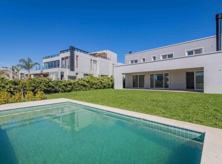 Casa en Venta en Virazon, Cuatro Suites, Jardín y Piscina, Vista Al Lago - 2