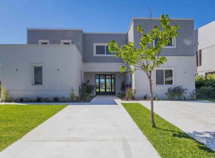 Casa en Venta en Virazon, Cuatro Suites, Jardín y Piscina, Vista Al Lago - 3