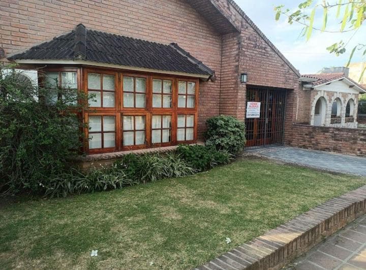 Venta Casa 3 Dorm. Garage Doble Pileta Quincho Asador 5 Baños U$s360.000. - 2