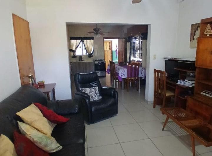 Casa con Departamento, Cochera, Quincho y Piscina en Venta en José Mármol - 3