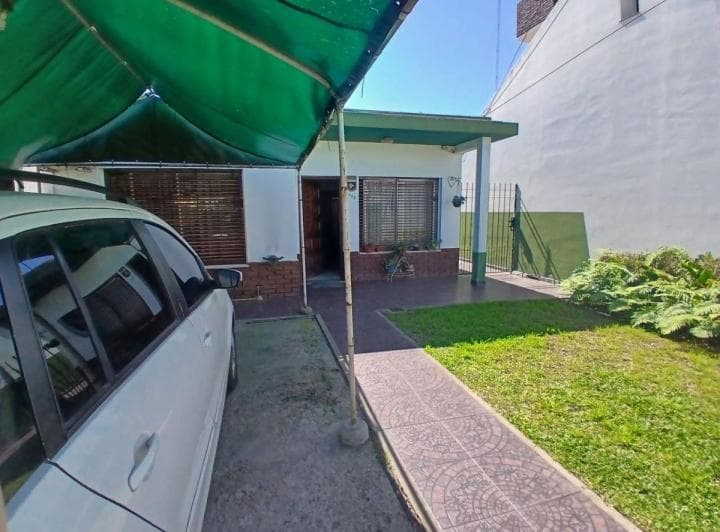 Casa con Departamento, Cochera, Quincho y Piscina en Venta en José Mármol - 2