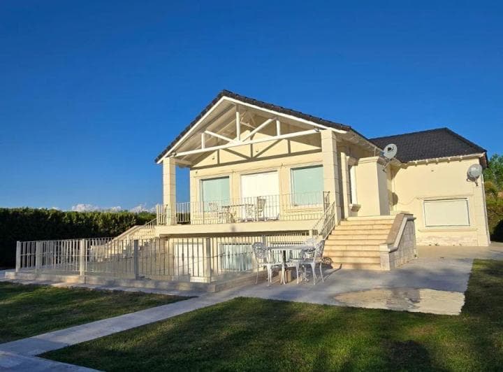 Oportunidad Única! Casa de Ensueño con Piscina en Valle Grande, San Rafael - 2