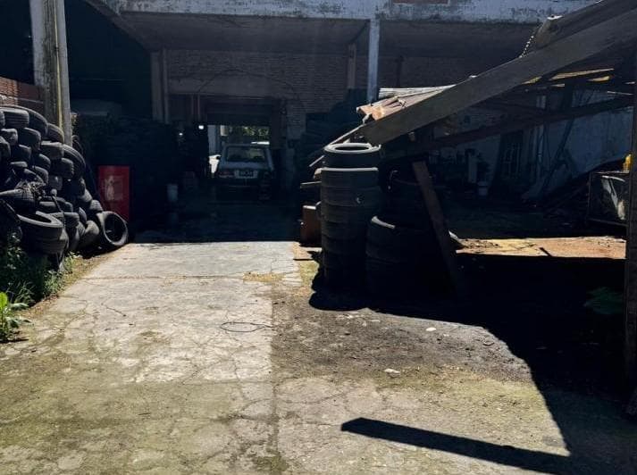 Galpon Sobre Lote de 450 m² con Vivienda de 3 Ambientes, Ubicado en Zona Comercial Sobre Av Lur - 5