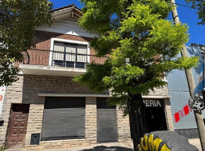 Galpon Sobre Lote de 450 m² con Vivienda de 3 Ambientes, Ubicado en Zona Comercial Sobre Av Lur - 2