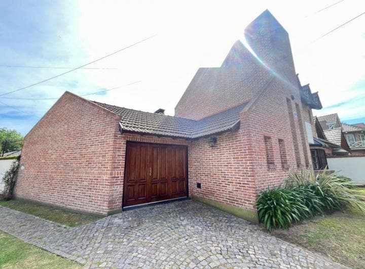 Hermoso Chalet de Solida Construccion en La Zona Exclusiva Residencial de Ituzaingó Norte. - 2