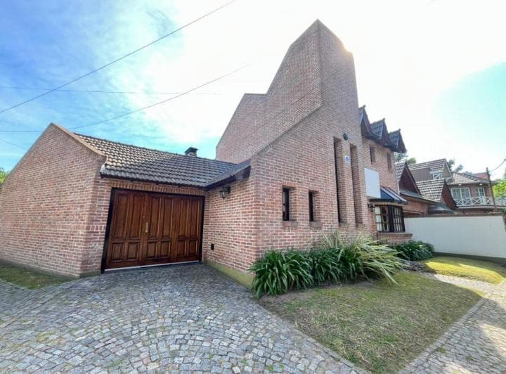 Hermoso Chalet de Solida Construccion en La Zona Exclusiva Residencial de Ituzaingó Norte. - 5