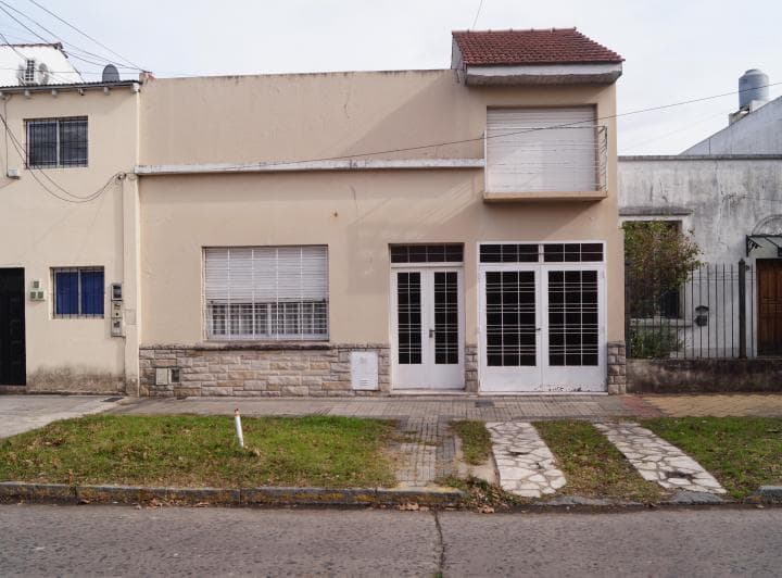 Casa en Venta 3 Ambientes con Terraza y Garage Apta Credito en Lomas de Zamora - 2