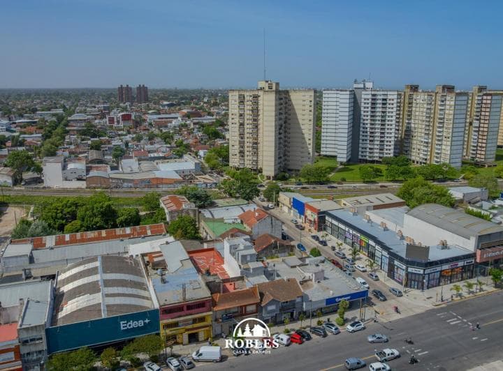 Importante Propiedad Comercial Sobre Av Luro - 4