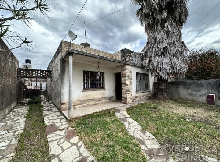 Casa en Venta de Tres Ambientes en Moron - 2