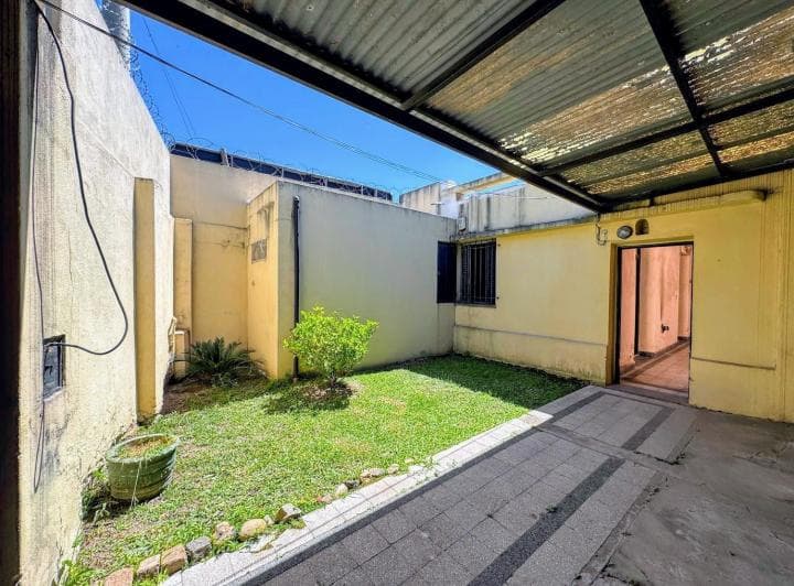 Casa de 2 Dorm., con Doble Patio y Cochera Doble, Barrio Industrial, Rosario - 2