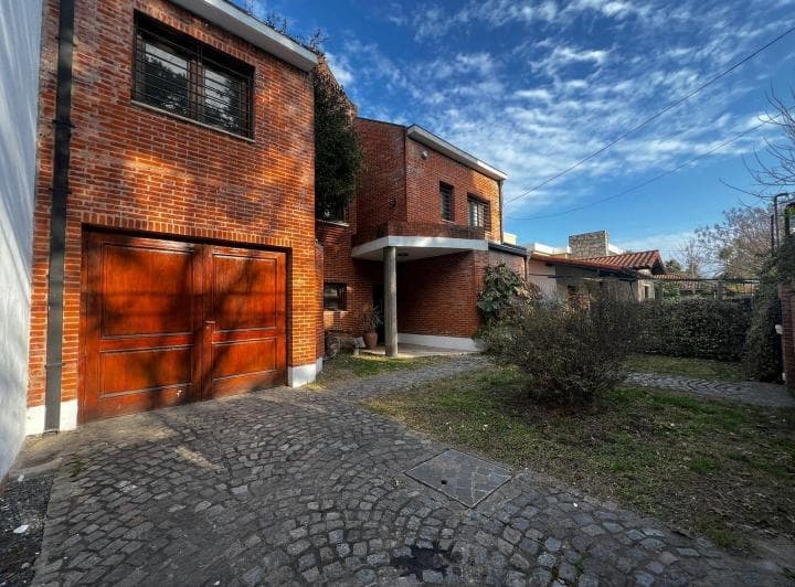 Venta Excelente Chalet con Piscina y Quincho - 2