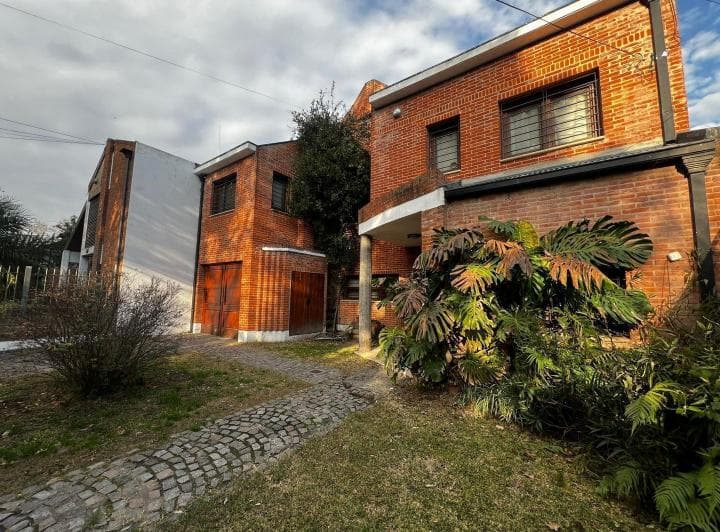 Venta Excelente Chalet con Piscina y Quincho - 3