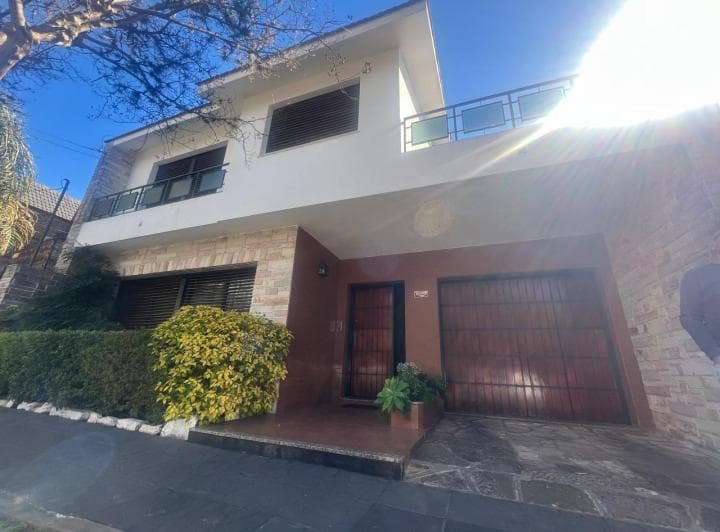 Hermoso Chalet 4 Amb en 2 Plantas con Cochera y Parque Libre - 2