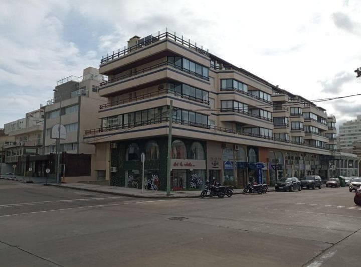 Venta de Apartamento 3 Dorm. en Punta del Este - 2