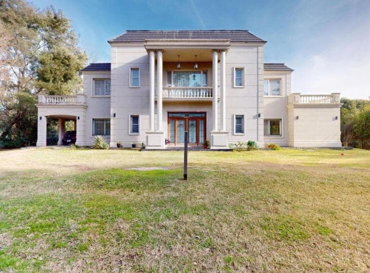 Exclusiva Casa Estilo Francés en Campos de Roca I - 2