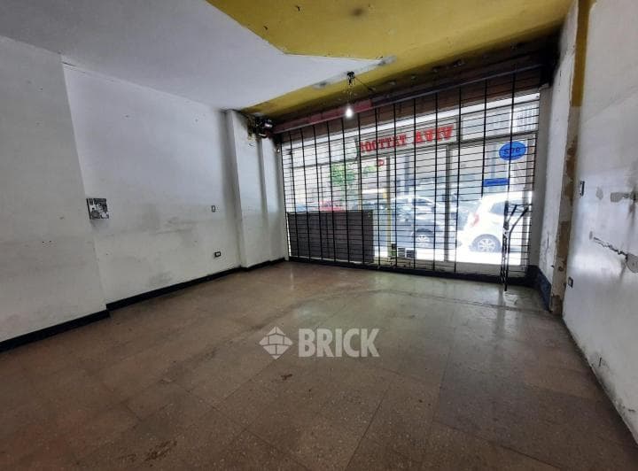 Local a La Calle en Ecuador y Av Cordoba - 56 m² Cortina Metalica Todo Sotano - 4