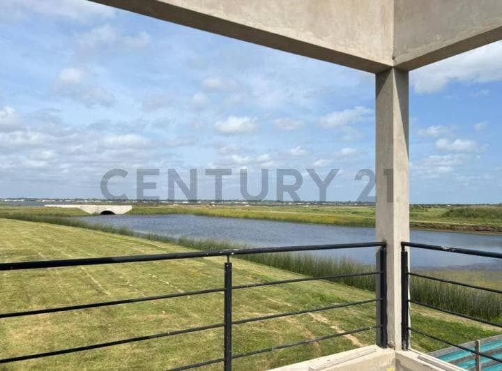 Venta de Casa en Puerto Nativas Escobar con Vista a La Laguna con 3 Dorm. y Escritorio - 2