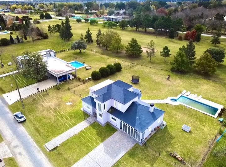 Imponente Chalet de 5 Ambientes en Fincas de San Vicente - 3
