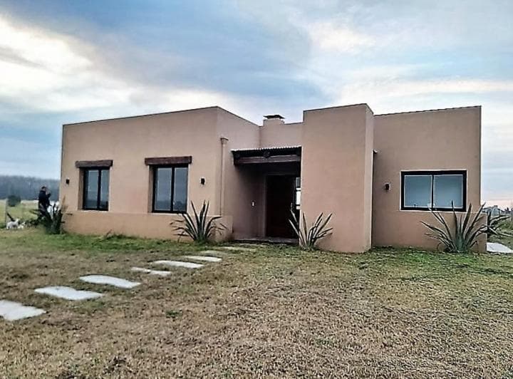 Casa a Estrenar en Lote de Mil m Cuadrados. N°132 - 4
