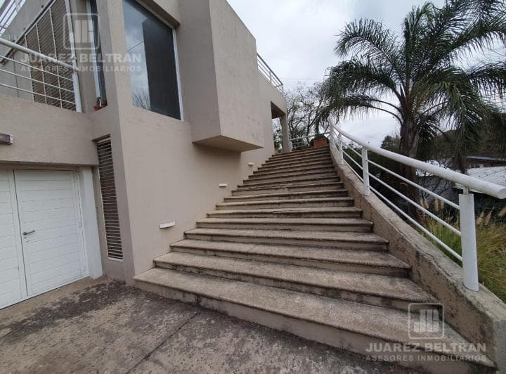 Venta - Casa de Tres Dorm. con Pileta - Mendiolaza - 2