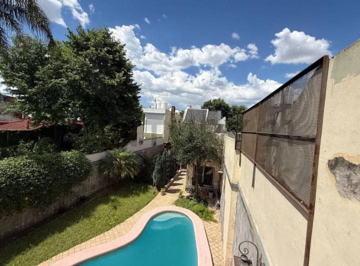 Impresionante! Casa de 5 Ambientes con Dependencia, Fondo, Pileta, Quincho, Parrilla y Cochera. - 3
