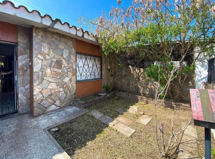 Venta | Permuta - Casa Al Frente 2 Dorm. con Local Comercial - Fisherton, Rosario. - 2