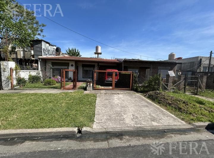 Venta de Casa 3 Ambientes con Cochera, Parrilla y Jardín en Hudson - 2
