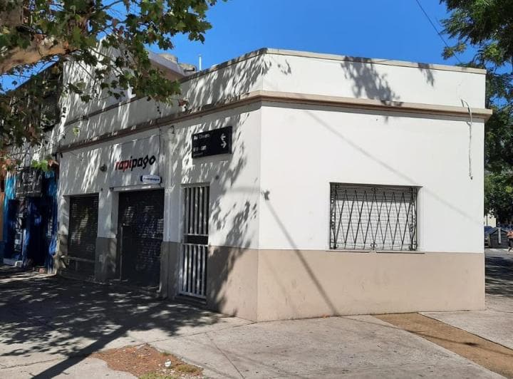 Casa con Garage y Local Comercial, en Parque Avellaneda - 3