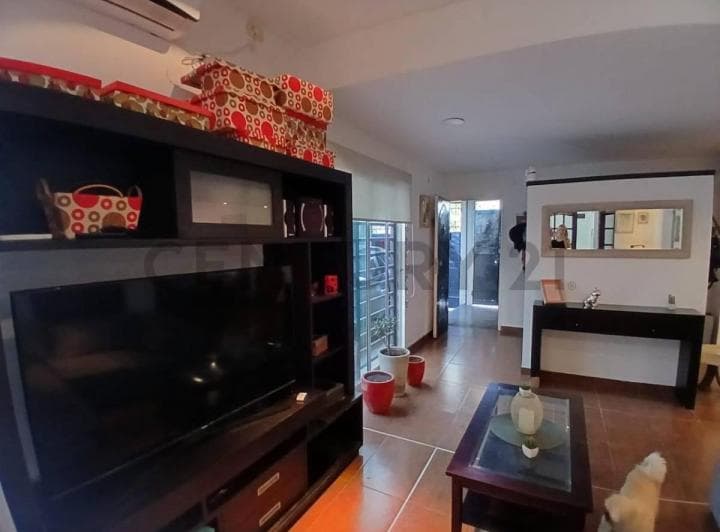 Casa de 2 Dorm. con Jardin y Cochera en Venta - 3