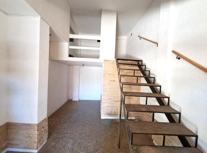 Local Comercial a 3 Cuadras del Mar con Amplio Entre - Piso! - 4