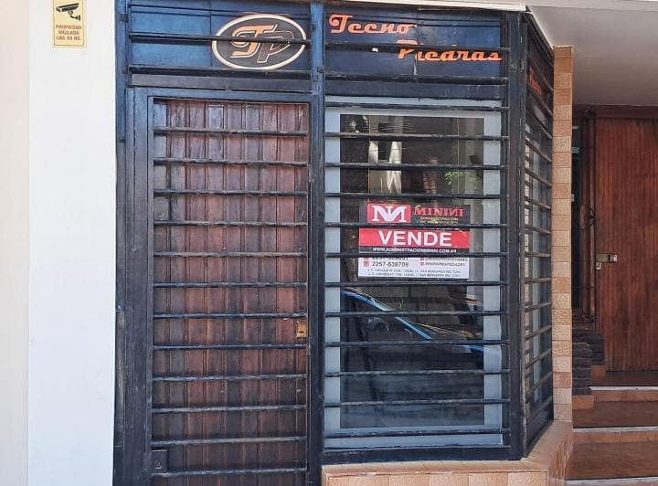 Local Comercial a 3 Cuadras del Mar con Amplio Entre - Piso! - 2