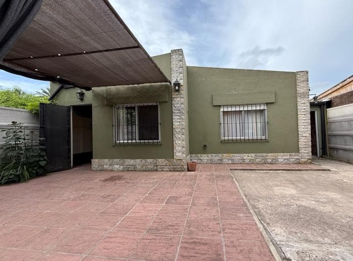 Hermosa Casa con un Jardín Encantador Lleno de Verde Donde Los Momentos Se Vuelven Inolvidables - 3
