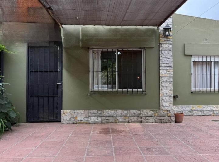 Hermosa Casa con un Jardín Encantador Lleno de Verde Donde Los Momentos Se Vuelven Inolvidables - 4