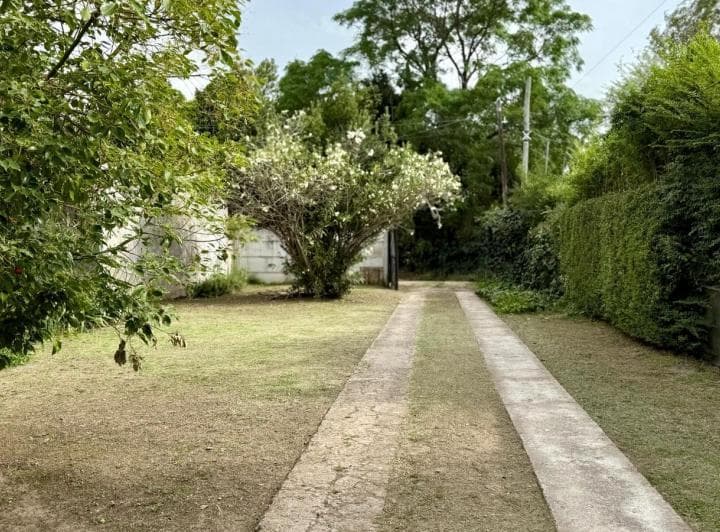 Hermosa Casa con un Jardín Encantador Lleno de Verde Donde Los Momentos Se Vuelven Inolvidables - 2