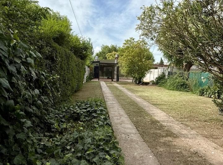 Hermosa Casa con un Jardín Encantador Lleno de Verde Donde Los Momentos Se Vuelven Inolvidables - 5