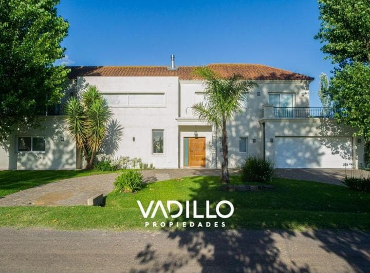 Hermosa Casa en Venta, Barrio Fincas de San Vicente, Sector - 3