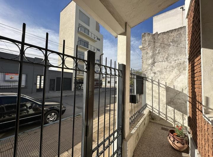 Casa en Venta de 2 Dorm.. con Patio. Centro Zárate - 5