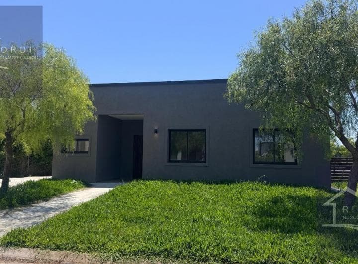 Casa en Venta en Barrio Privado San Ramiro, Pilar del Este. 1000 - 2